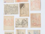 Plusieurs dessins représentant des personnes et des animaux sont accrochés au mur.