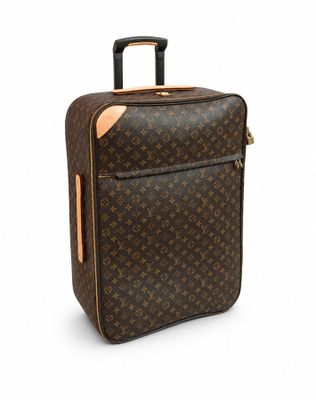 un gros plan d'une valise marron sur fond blanc