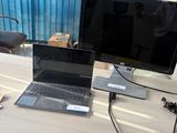 un bureau sur lequel se trouvent deux ordinateurs portables et un écran