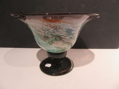 un vase en verre posé sur une table