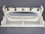 une étagère ancienne en bois blanc, surmontée d'un miroir