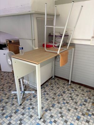 une photo d'une cuisine avec un bureau et une échelle