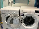 un lave-linge et un sèche-linge dans une petite pièce