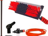 une brosse de nettoyage rouge et noire et un tuyau rouge