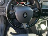 un tableau de bord de voiture avec un volant et un tableau de bord