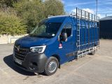 un camion bleu garé dans un parking