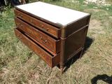 une commode posée dans un champ d'herbe
