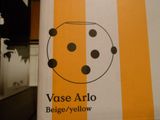 un sac sur lequel figure l'image d'un objet jaune et blanc