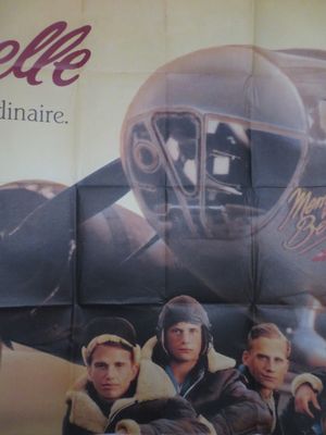affiche de cinéma représentant un groupe d'hommes debout devant un avion