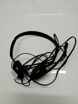 un casque posé sur une table