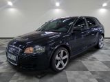 une image d'une audi wagon noire garée dans un garage