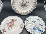 trois assiettes à motifs floraux posées sur une table