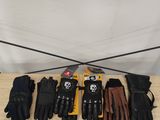cinq paires de gants sont alignées sur une table en bois