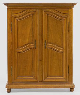 un meuble en bois avec deux portes et deux tiroirs