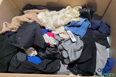 une boîte en carton remplie de vêtements et d'un chapeau