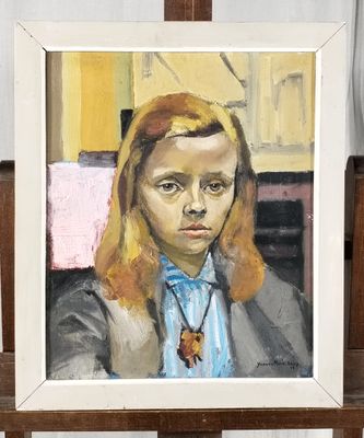 tableau représentant une jeune fille vêtue d'une chemise bleue et d'une cravate, posée sur un chevalet en bois