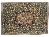 un gros plan d'un tapis orné de fleurs et de feuilles