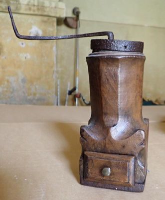 Moulin à café ou épices en noyer et fer forgé, époque XVIII°…