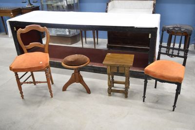 trois chaises et une table dans une pièce aux murs bleus