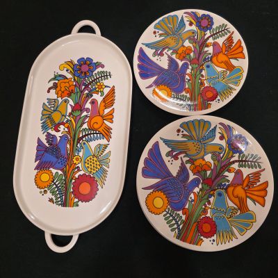 trois assiettes à motifs différents posées sur une table