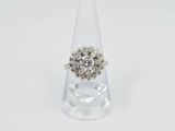 un gros plan d'une bague posée sur un socle en verre transparent