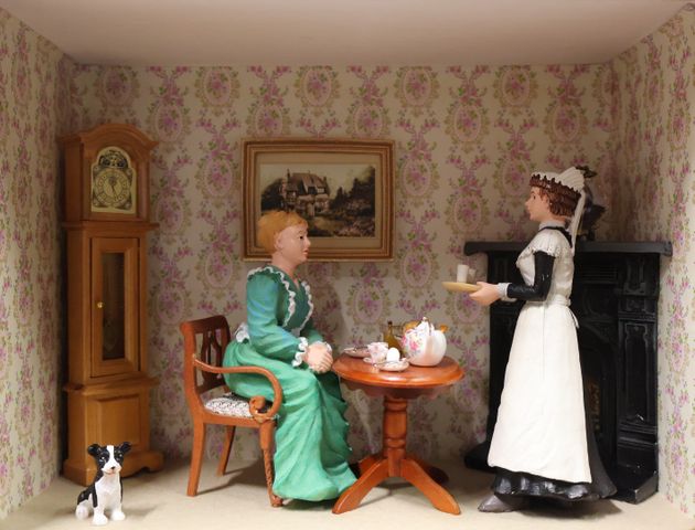 Diorama. Composition miniature, dans une vitrine en bois, vitre e...
