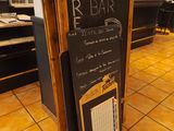 une enseigne sur laquelle est inscrit « r bar » dans un restaurant