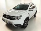 La Dacia blanche est garée dans une pièce blanche