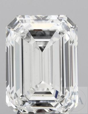 un diamant taille émeraude sur fond blanc