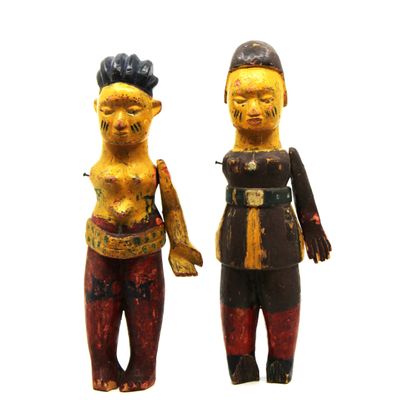 Il s'agit de deux figurines en bois représentant un homme et une femme.