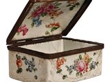 une petite boîte blanche ornée d'un motif floral