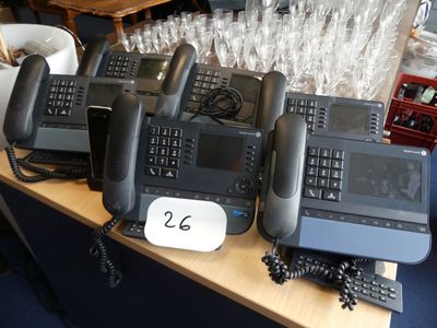 beaucoup de téléphones posés sur la table