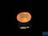 des pierres précieuses oplites jaunes sur un fond noir