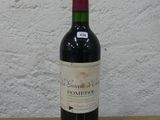 une bouteille de vin posée sur une table en bois