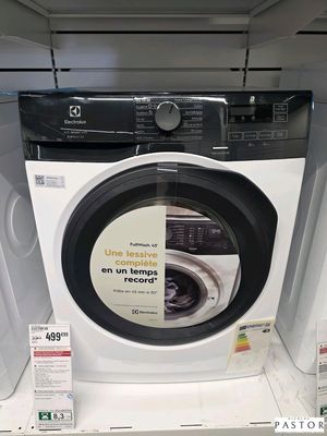 une photo d'une machine à laver exposée dans un magasin