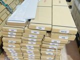 un grand nombre de boîtes empilées les unes sur les autres dans un entrepôt