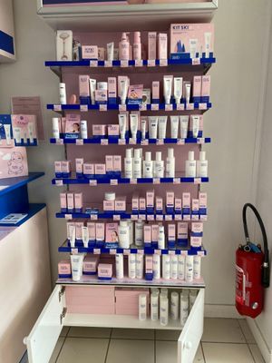 un présentoir de produits de soins de la peau proposés à la vente dans un magasin