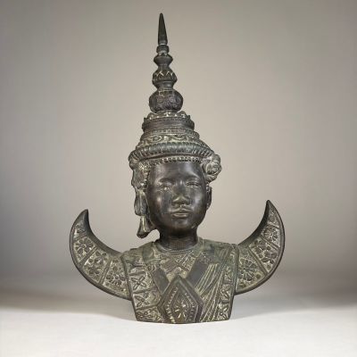 une image représentant une statue en bronze d'une femme coiffée d'une couronne