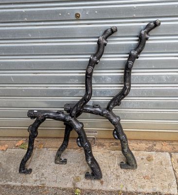 une sculpture métallique représentant un cheval, réalisée à partir de branches