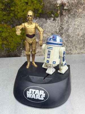 une figurine Star Wars représentant un robot et un C-3PO