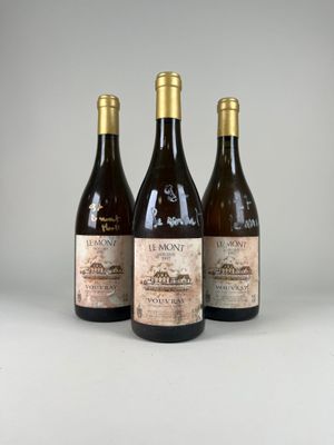trois bouteilles de vin sont alignées sur une table