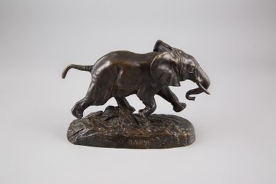 statue en bronze représentant un éléphant courant sur un rocher, sur fond blanc