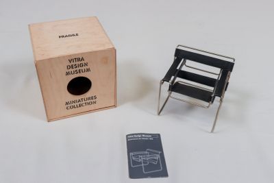 une chaise miniature et une boîte posées sur une table