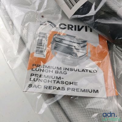 un sac en plastique posé sur une table