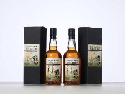 quelques bouteilles de whisky posées sur une table