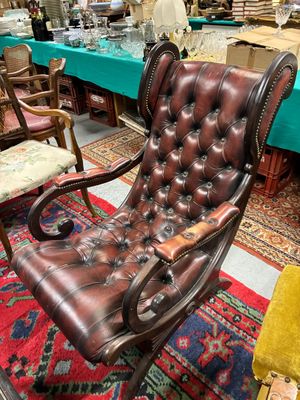 un fauteuil en cuir qui se trouve dans une pièce