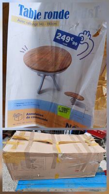 une table posée sur un carton