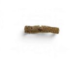 gros plan d'une bague en or sur fond blanc