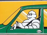 tableau représentant un homme au volant d'une voiture verte, sur fond jaune
