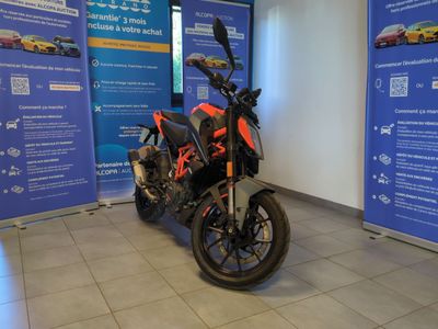 une moto garée dans un showroom